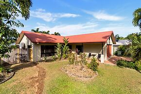 3-bed Family Home With Pool & BBQ by the Beach