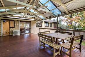 Spacious and Restful Holiday Home With Backyard