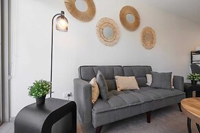 Elegant 2-bed Apartment With Balcony