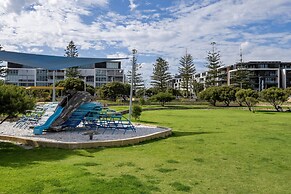 Modern 1-bed Apartment With Views in Fremantle