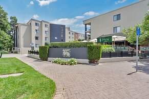 Sleek 2-bed Apartment in Vibrant Kingston
