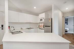 Sleek 2-bed Apartment in Vibrant Kingston