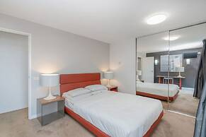Sleek 2-bed Apartment in Vibrant Kingston