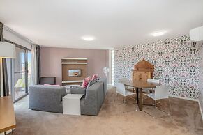 Sleek 2-bed Apartment in Vibrant Kingston