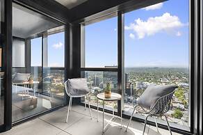 High-rise 3-bed Apartment With Premium Amenities