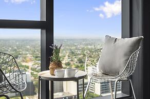 High-rise 3-bed Apartment With Premium Amenities