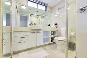 Stylish 1-bed Darwin City Stay With Balcony Views