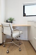 Modern 2-bed Ivanhoe Unit With Parking