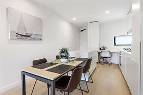 Modern 2-bed Ivanhoe Unit With Parking