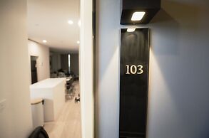 Modern 2-bed Ivanhoe Unit With Parking