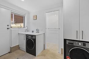 Coastal 3-bed House With BBQ and Private Courtyard