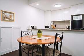 Comfy 1-bed With Spacious Courtyard & Parking