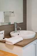 Comfy 1-bed With Spacious Courtyard & Parking