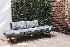 Comfy 1-bed With Spacious Courtyard & Parking