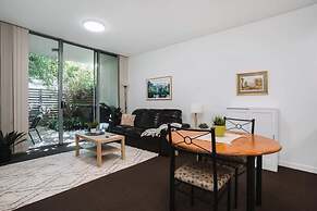 Comfy 1-bed With Spacious Courtyard & Parking