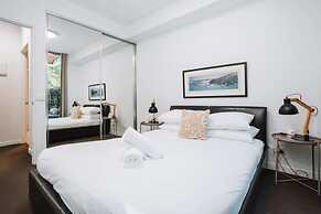 Comfy 1-bed With Spacious Courtyard & Parking