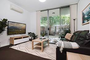 Comfy 1-bed With Spacious Courtyard & Parking
