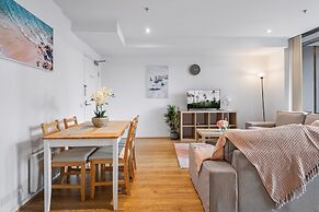 Central 2-bed Apartment With Parking,
