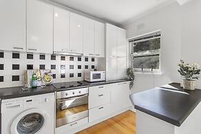 Comfy One-bedroom Unit Between City and Airport