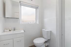 Comfy One-bedroom Unit Between City and Airport