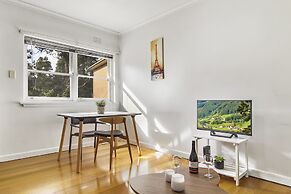Comfy One-bedroom Unit Between City and Airport