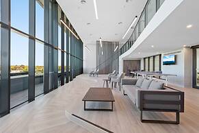 Stunning 1-bed With City Views and Amenities