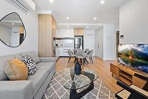Stunning 1-bed With City Views and Amenities