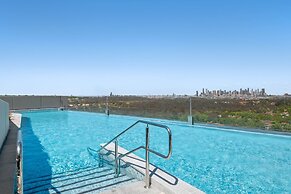 Stunning 1-bed With City Views and Amenities