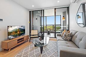 Stunning 1-bed With City Views and Amenities