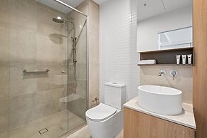 Stunning 1-bed With City Views and Amenities