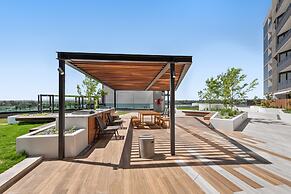 Stunning 1-bed With City Views and Amenities