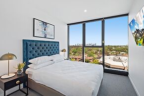Stunning 1-bed With City Views and Amenities