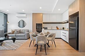 Stunning 1-bed With City Views and Amenities