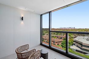Stunning 1-bed With City Views and Amenities