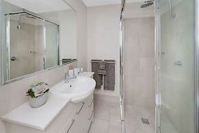 Coastal 2-bed With Parking & Pool by the Ocean