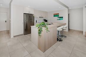 Coastal 2-bed With Parking & Pool by the Ocean