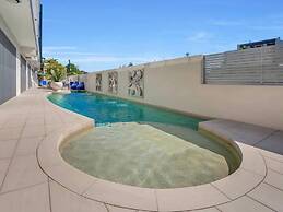Coastal 2-bed With Parking & Pool by the Ocean