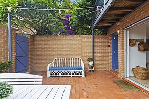 Bright Coastal Townhouse With BBQ & Courtyard