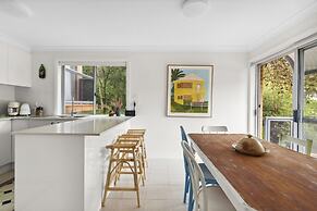 Bright Coastal Townhouse With BBQ & Courtyard