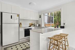 Bright Coastal Townhouse With BBQ & Courtyard