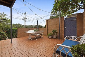 Bright Coastal Townhouse With BBQ & Courtyard