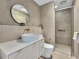 Modern 1-bedroom Apt With Sweeping Water Views