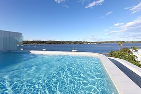 Modern 1-bedroom Apt With Sweeping Water Views
