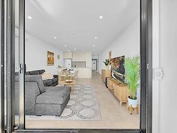 Modern 1-bedroom Apt With Sweeping Water Views