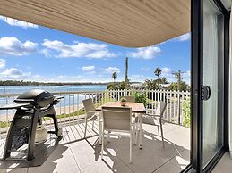 Modern 1-bedroom Apt With Sweeping Water Views