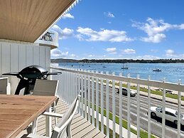 Modern 1-bedroom Apt With Sweeping Water Views