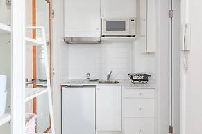 Studio in Elizabeth Bay With Pool & City Views