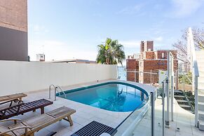 Studio in Elizabeth Bay With Pool & City Views