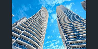 Modern 2-bed With Pool Access in Surfers Paradise