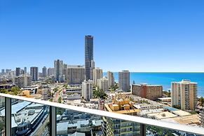 Modern 2-bed With Pool Access in Surfers Paradise